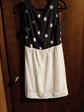 Esley Black and White Sleeveless Midi Dress